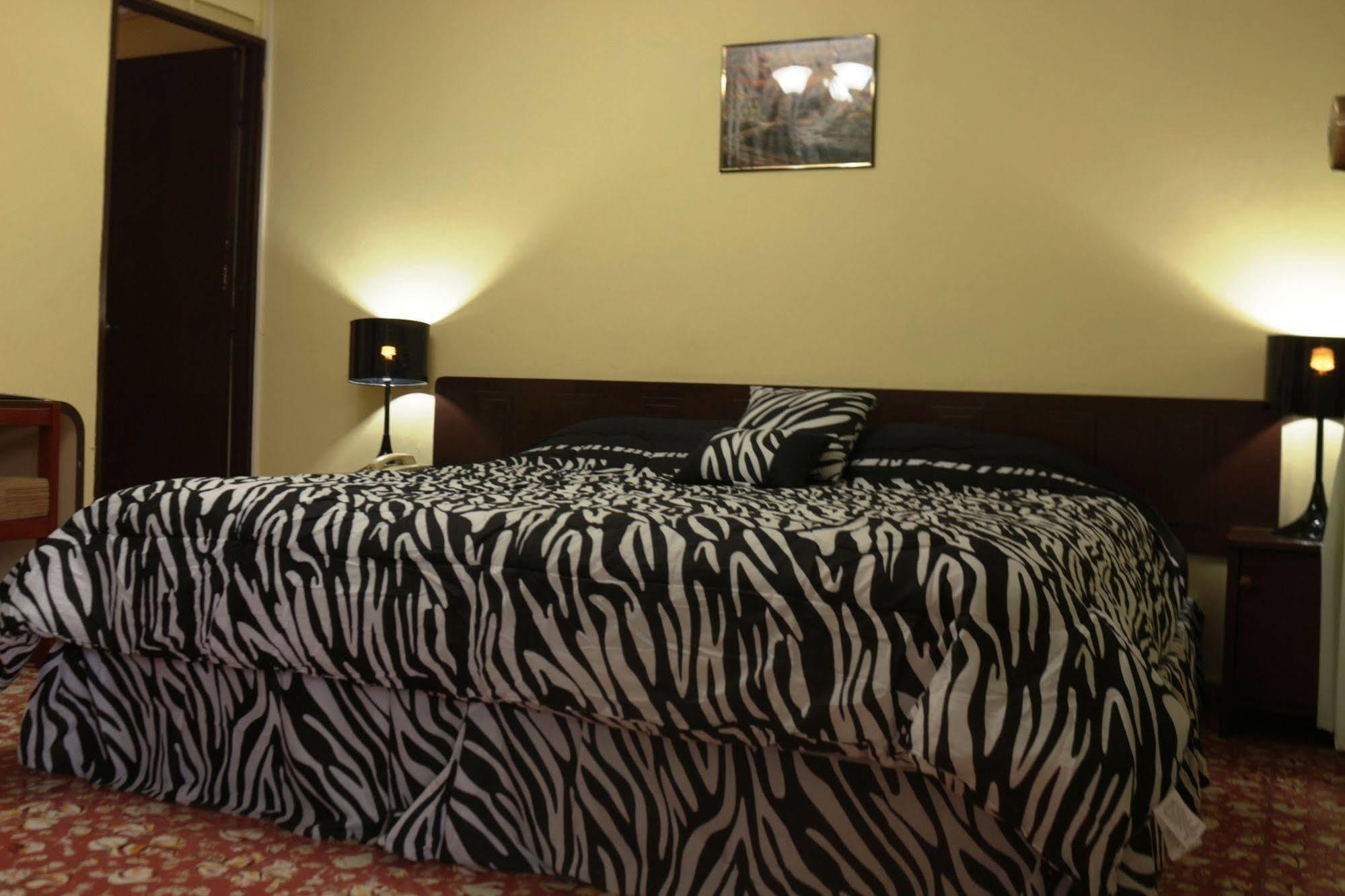 Hotel Grecia Real San Salvador Bagian luar foto